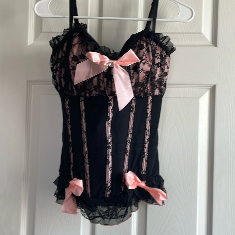 Ladies bustier by Starline size 40. Fully boned, removable straps, lace ruffling